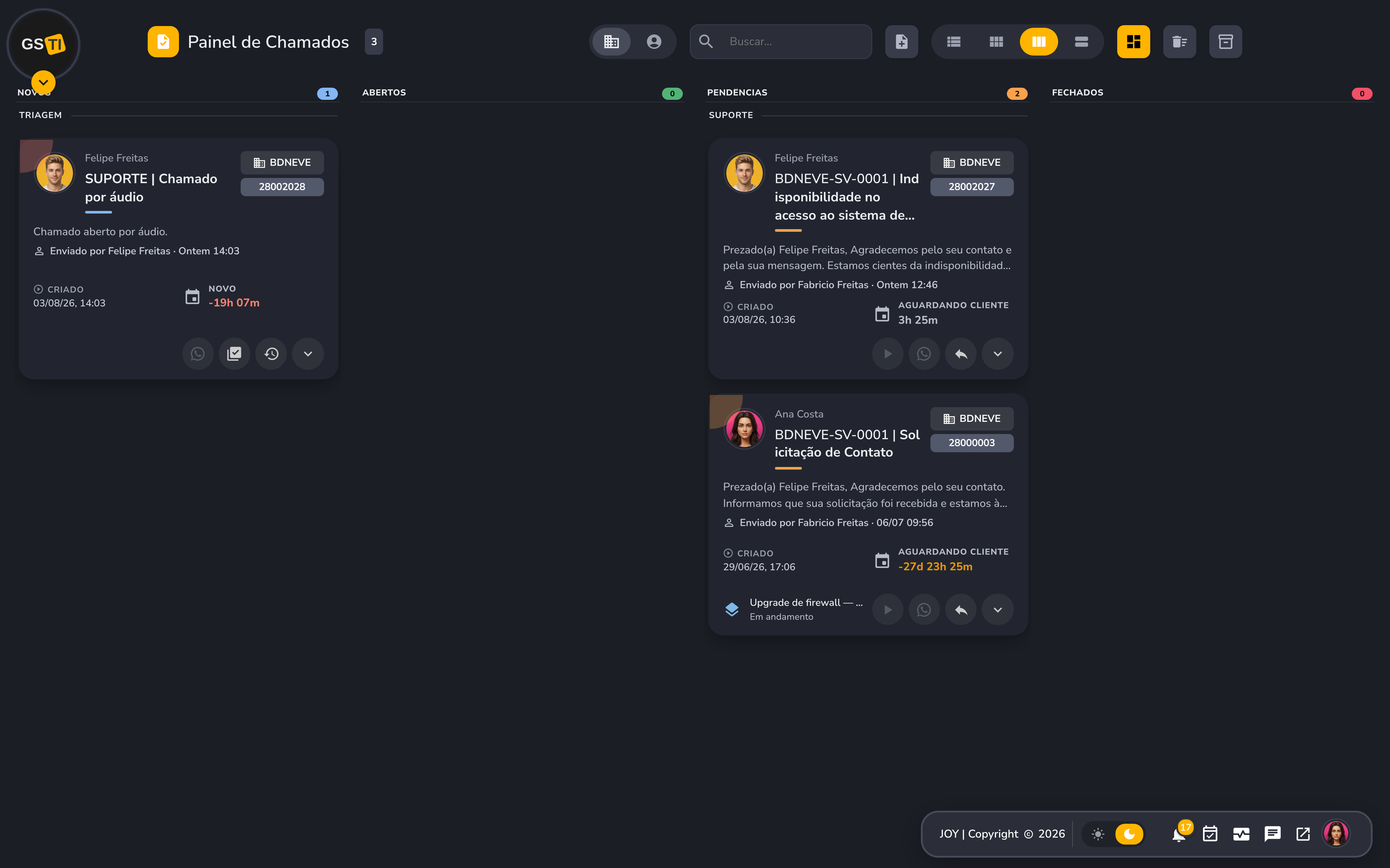 Painel de chamados no tema escuro